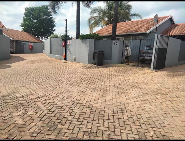 2 BEDROOM SIMPLEX TO LET IN SONNEGLANS